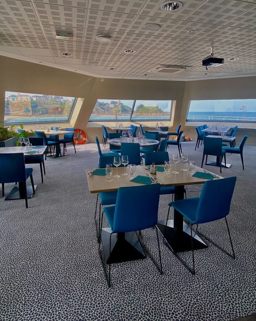 26328F02-D482-4E43-9B5F-74974423763E (1) Salle de restaurant